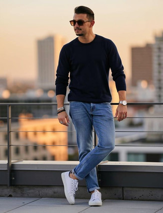 Какие джинсы носить с синим свитером с круглым вырезом мужчине