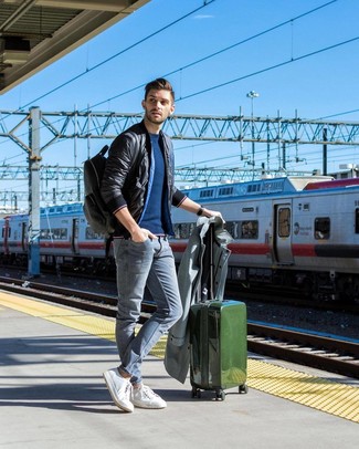 Какие джинсы носить с синим свитером с круглым вырезом мужчине