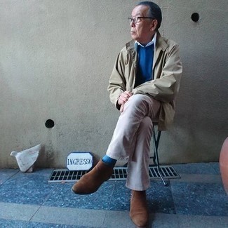 Какие джинсы носить с синим свитером с круглым вырезом мужчине