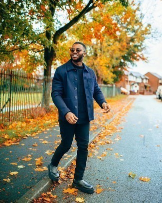 Какие джинсы носить с синим свитером с круглым вырезом мужчине