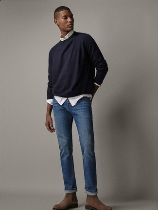 Какие джинсы носить с синим свитером с круглым вырезом мужчине