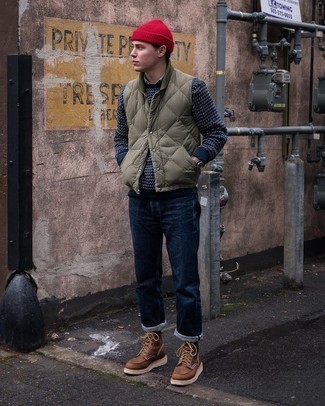 Какие джинсы носить с синим свитером с круглым вырезом мужчине