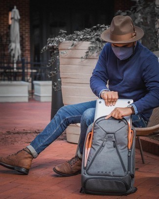 Какие джинсы носить с синим свитером с круглым вырезом мужчине