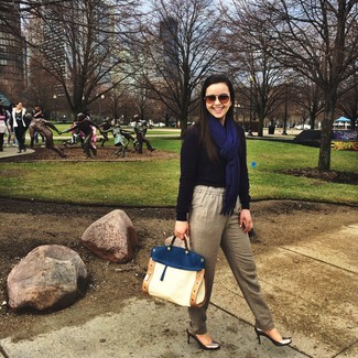 С чем носить синий свитер с круглым вырезом женщине