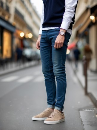 С чем носить синий свитер с круглым вырезом мужчине