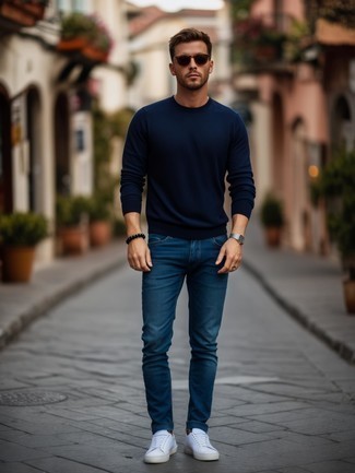С чем носить синий свитер с круглым вырезом мужчине