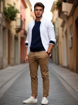 С чем носить синий свитер с круглым вырезом мужчине