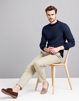 С чем носить синий свитер с круглым вырезом мужчине