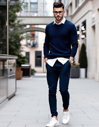 С чем носить синий свитер с круглым вырезом мужчине