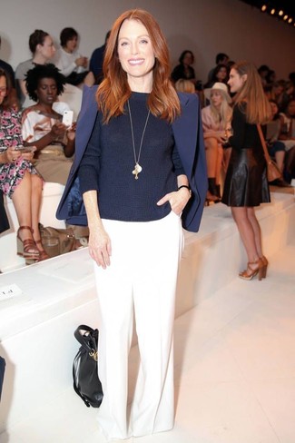 С чем носить синий свитер с круглым вырезом женщине