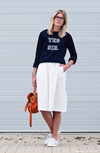 С чем носить синий свитер с круглым вырезом женщине