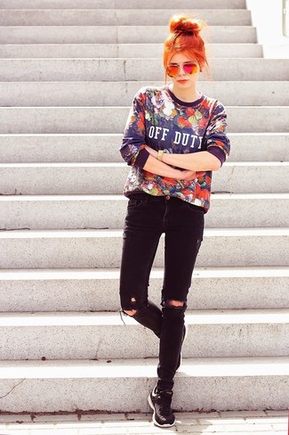 С чем носить синий свитер с круглым вырезом женщине