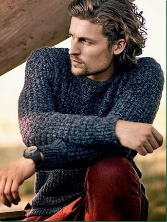 С чем носить синий свитер с круглым вырезом мужчине