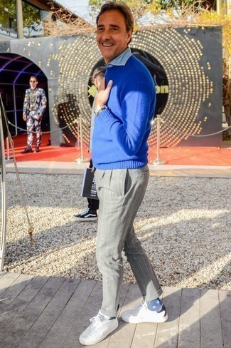 С чем носить синий свитер с круглым вырезом мужчине