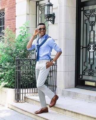 С чем носить синий свитер с круглым вырезом мужчине