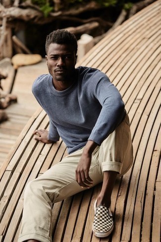 С чем носить синий свитер с круглым вырезом мужчине