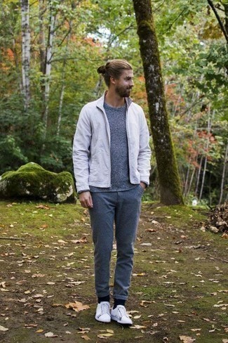 С чем носить синий свитер с круглым вырезом мужчине