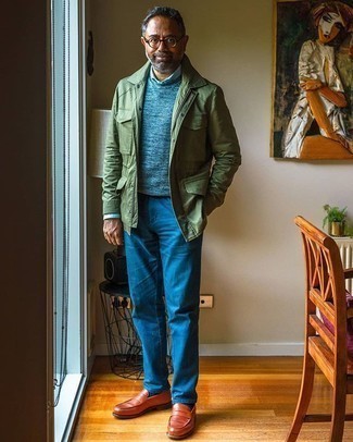 С чем носить синий свитер с круглым вырезом мужчине