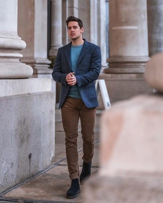 С чем носить синий свитер с круглым вырезом мужчине