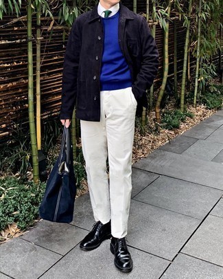 С чем носить синий свитер с круглым вырезом мужчине