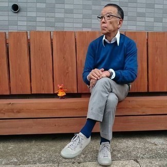 С чем носить синий свитер с круглым вырезом мужчине