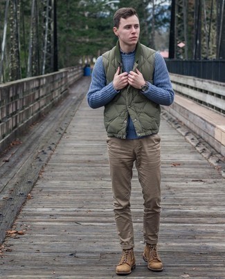 С чем носить синий свитер с круглым вырезом мужчине