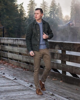 С чем носить синий свитер с круглым вырезом мужчине