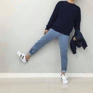 Как носить синий свитер с круглым вырезом с голубыми джинсами мужчине