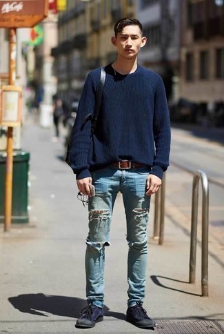 Как носить синий свитер с круглым вырезом с голубыми джинсами мужчине