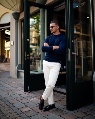 Какие лоферы носить с синим свитером с круглым вырезом мужчине