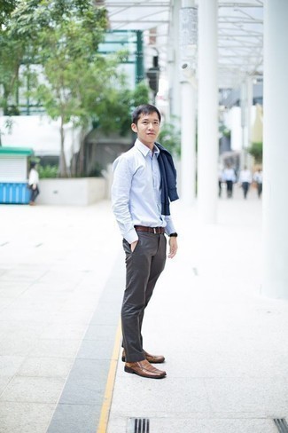 Какие лоферы носить с синим свитером с круглым вырезом мужчине