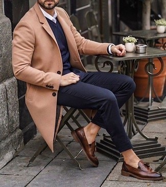 Какие лоферы носить с синим свитером с круглым вырезом мужчине