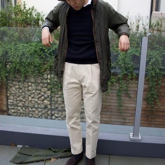 Какие лоферы носить с синим свитером с круглым вырезом мужчине