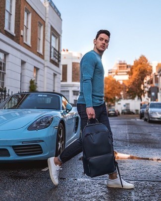 Какие низкие кеды носить с синим свитером с круглым вырезом мужчине