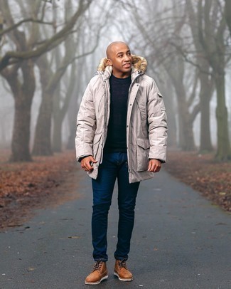 Какие парки носить с синим свитером с круглым вырезом мужчине