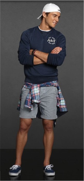 Какие шорты носить с синим свитером с круглым вырезом мужчине