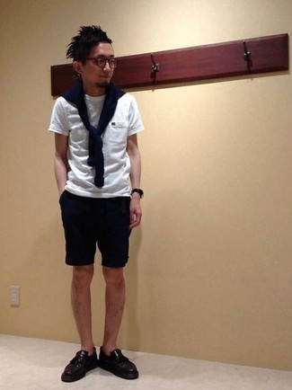 Какие шорты носить с синим свитером с круглым вырезом мужчине