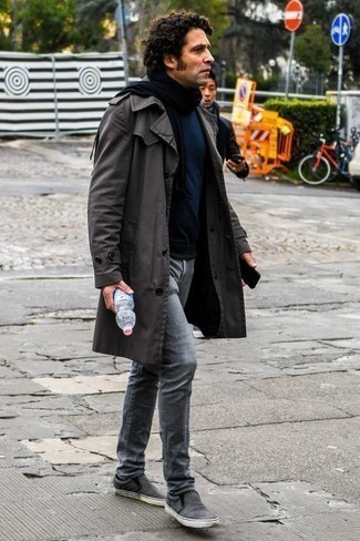 Какие плащи носить с синим свитером с круглым вырезом мужчине