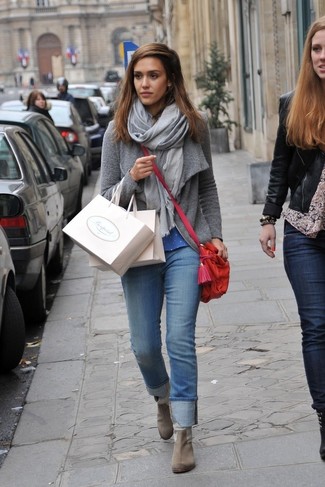 Какие косухи носить с синей футболкой с круглым вырезом женщине