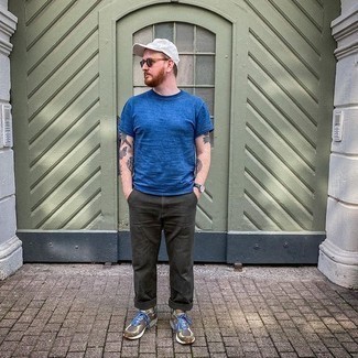 С чем носить синюю футболку с круглым вырезом мужчине