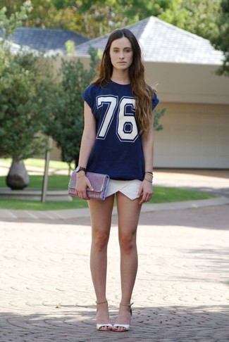 С чем носить синюю футболку с круглым вырезом женщине