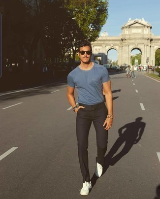 С чем носить синюю футболку с круглым вырезом мужчине