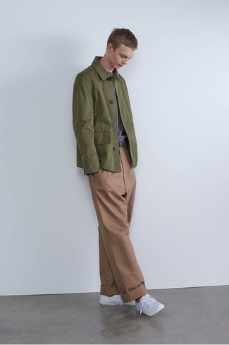 С чем носить синюю футболку с круглым вырезом мужчине