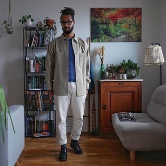 С чем носить синюю футболку с круглым вырезом мужчине