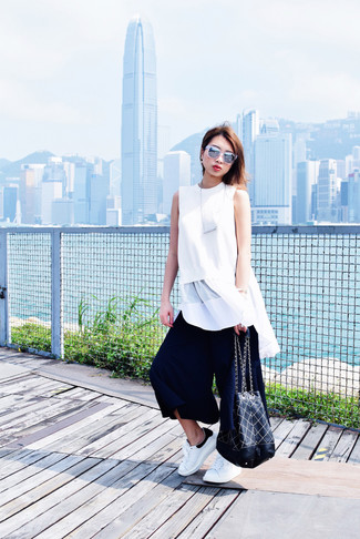 С чем носить синие брюки-кюлоты