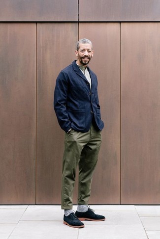 Как носить синий джинсовый пиджак с оливковыми брюками чинос