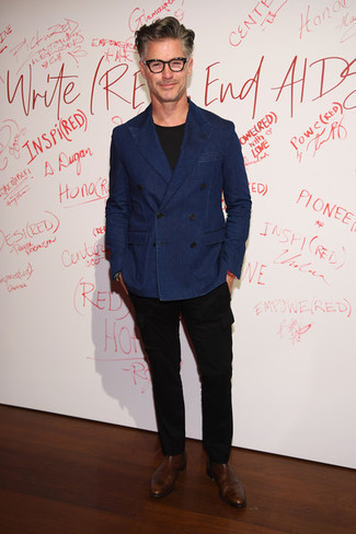 С чем носить синий джинсовый двубортный пиджак мужчине