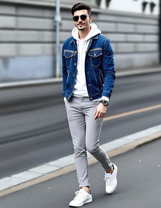 Как носить синюю джинсовую куртку с бежевыми брюками чинос