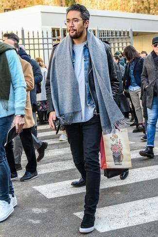 Как носить синюю джинсовую куртку с черной кожаной косухой мужчине