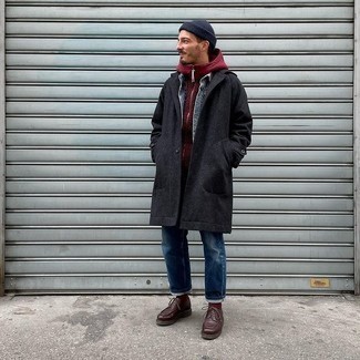 Как носить синюю джинсовую куртку с черным длинным пальто